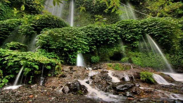 Menelusuri Keindahan Air Terjun Benang Kelambu