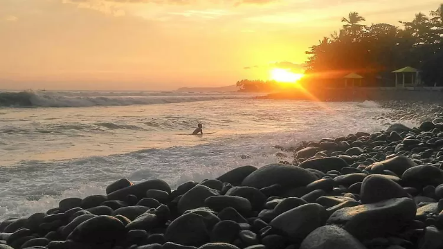 Menyelami Keindahan Pantai Cimaja Sebagai Surga Selancar Nusantara